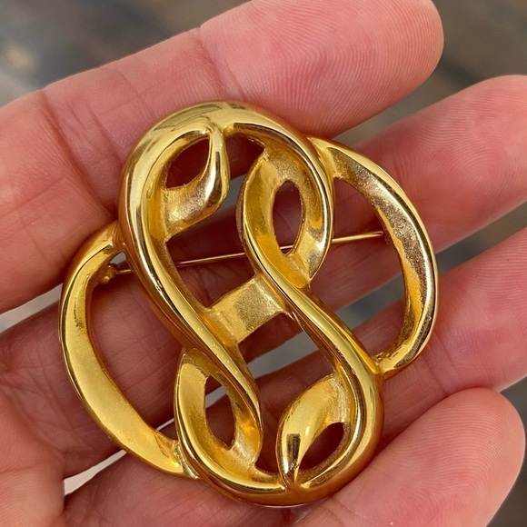 Vintage Gold Tone Brooch Pin - Picture 1 of 9